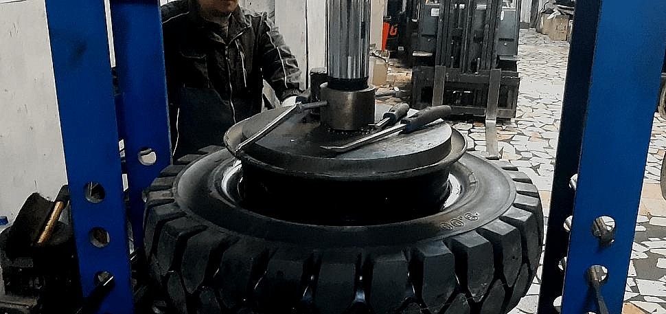 Монтаж, опрессовка шин для погрузчиков